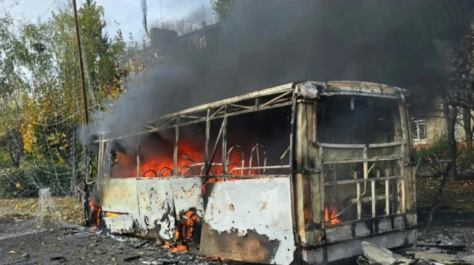 Pri ruskom útoku na ukrajinský Kramatorsk boli zasiahnuté dva autobusy. Hlásia najmenej 12 obetí