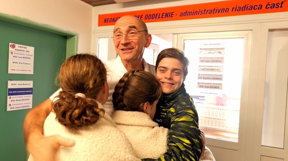 Vianočný zázrak, ktorý trvá už 15 rokov. Trojčatá zo Smižian sa stretli so svojím záchrancom