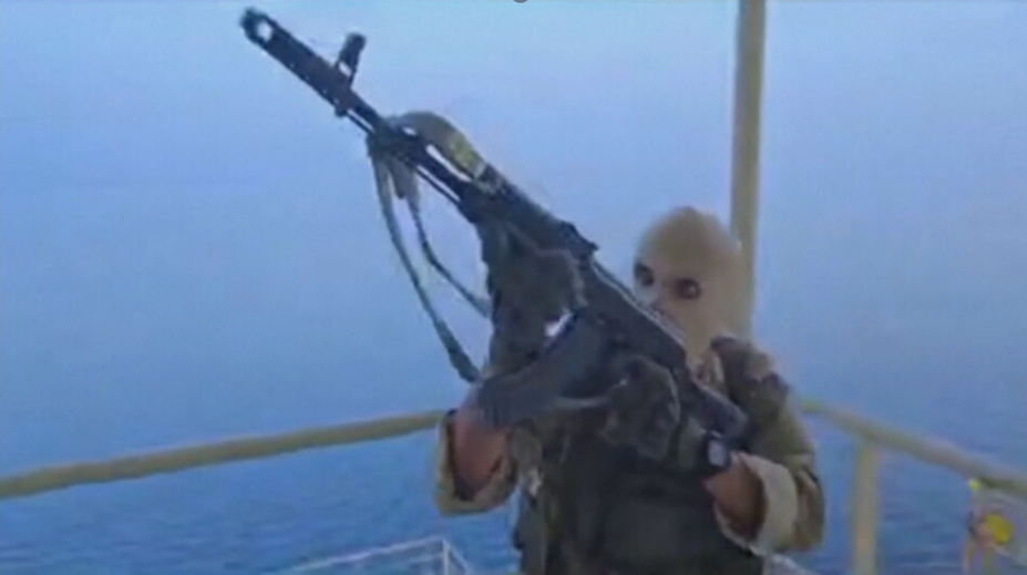 VIDEO: Maskovaní muži obsadzujú lode v Hormuzskom prielive. V Perzskom zálive uviazli tisíce námorníkov