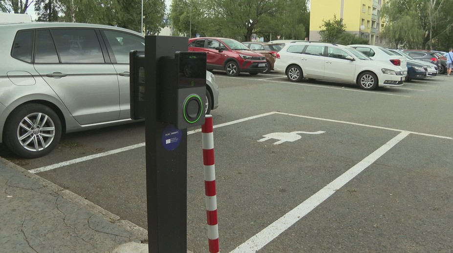 V Prešove spúšťajú nabíjačky elektromobilov pri školách. Nie všetci sú z novinky nadšení