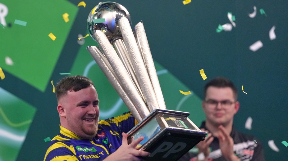 Mladík, ktorý nemá konkurenciu a potvrdzuje svoju výnimočnosť. Luke Littler obhájil titul majstra sveta