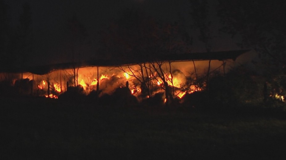 Mohutný požiar nedaľeko Zemplínskej šíravy: Plamene seno pohltili za nejasných okolností