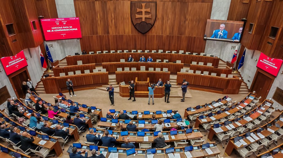 Napätý deň v parlamente. Prešiel návrh o rušení Úradu na ochranu oznamovateľov korupcie, pod oknami bol protest