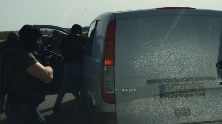 Zábery ako z akčného filmu. Polícia zadržala Slovákov prevádzajúcich migrantov