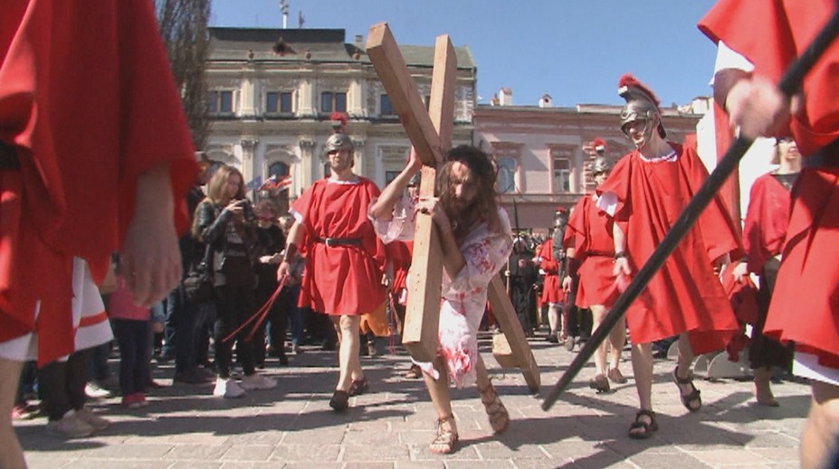 Tisíce Slovákov si na námestiach pripomenuli umučenie a smrť Ježiša Krista
