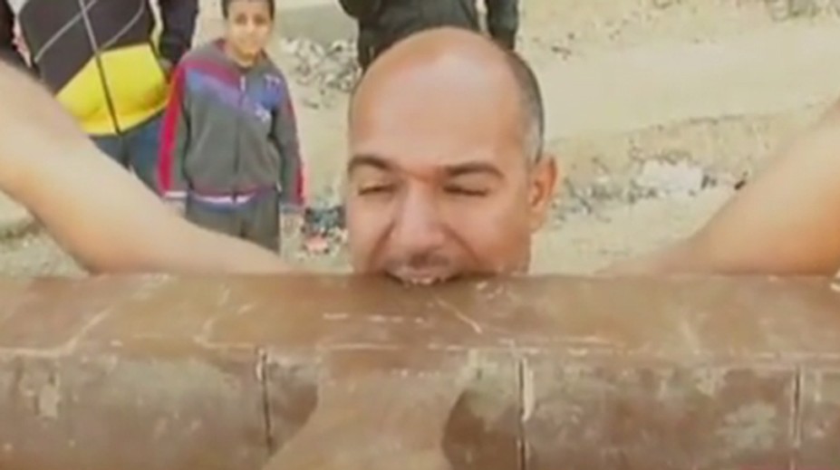 Jeho telo funguje inak. Keď mal osem rokov začal jesť sklo, teraz robí bláznivé veci