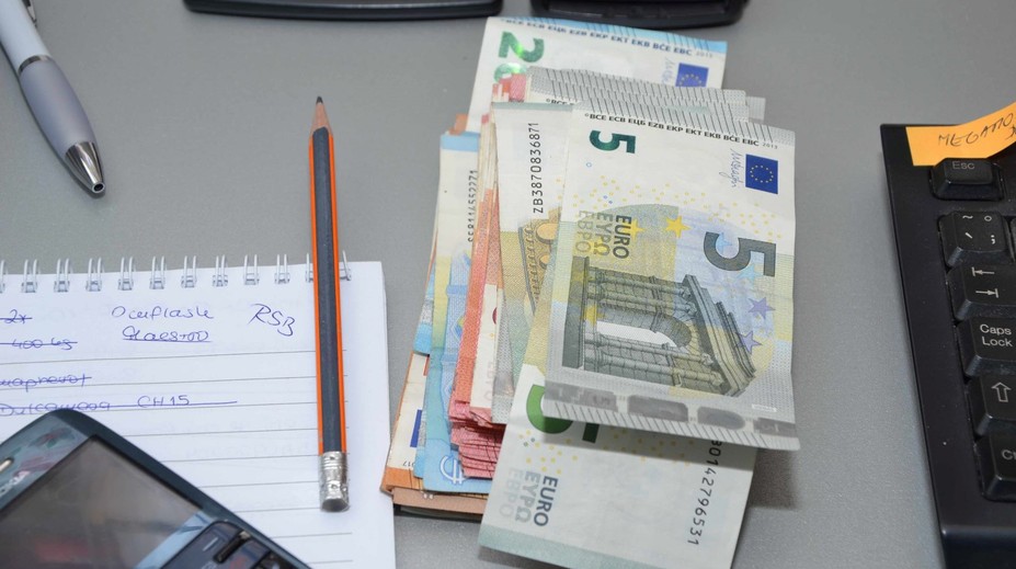 Väčšina Slovákov si myslí, že ľudia, ktorí majú problémy so splátkami dlhov, sú finančne negramotní