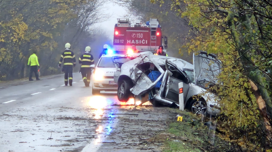Tragická nehoda pri Jelenci. Mladé študentky cestovali do školy, jedna z nich sa už domov nevráti