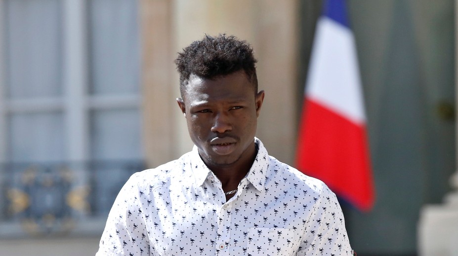 Imigrant, ktorý zachránil vo Francúzsku dieťa z balkóna, dostal štátne občianstvo