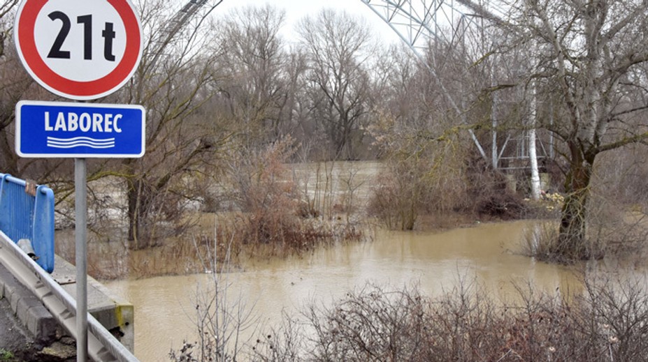 Mimoriadna situácia pri obci Vojany: Na rieke Laborec sa narušila hrádza, hrozia záplavy