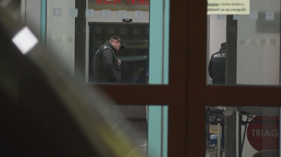 Záhadný prípad v Žiline. Na urgente sa objavil mladý muž s dobodaným krkom