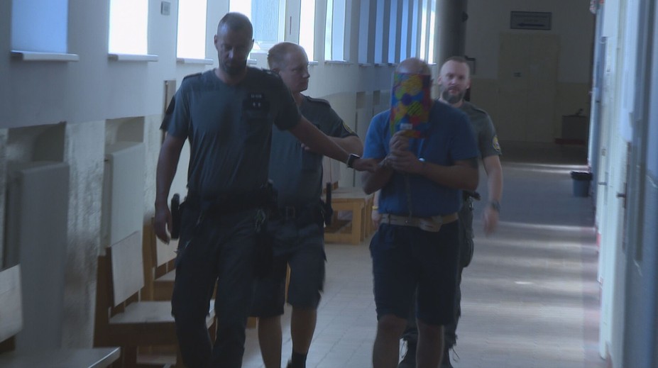 Muž, po ktorom strieľali policajti v Petržalke, sa postavil pred súd. Tvrdí, že pomohol rozbiť drogovú skupinu
