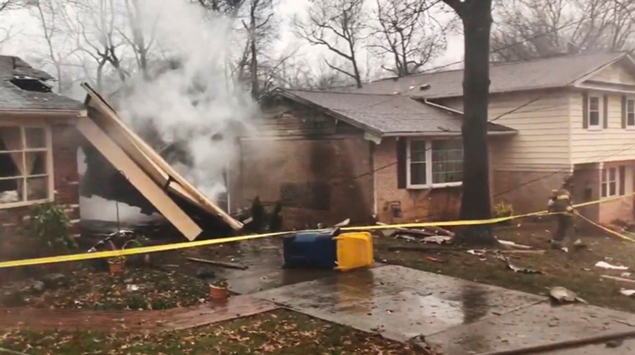 Lietadlo havarovalo krátko po  vzlietnutí, spadlo na prístrešok pri dome