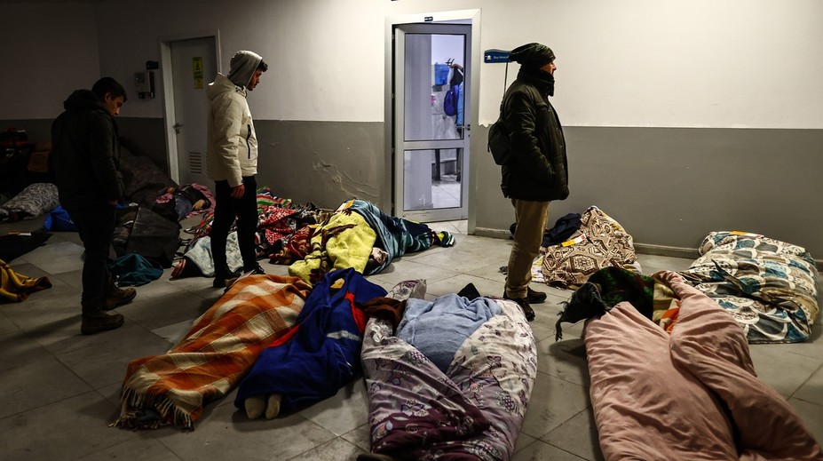 V márniciach a na cintorínoch už nie je miesto. Telá ležia po zemetrasení prikryté na uliciach