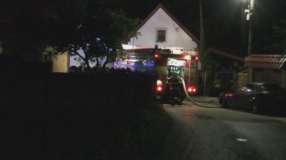 Dvaja synovia prišli počas noci v Trenčianskej Teplej o oboch rodičov
