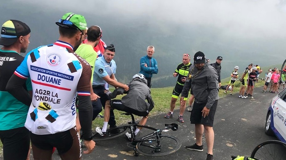 VIDEO: Policajt si pomýlil Frooma s fanúšikom. Stiahol ho z bicykla a spôsobil kolíziu