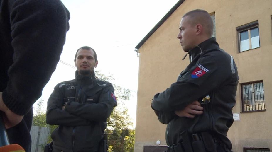 Dvaja policajní hrdinovia zachránili život trojročnému dievčatku