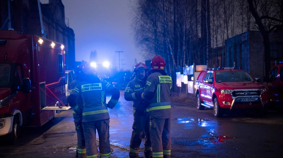 V poľskom závode na súčiastky do dronov horelo. Bezpečnostná kamera zachytila osobu v kukle