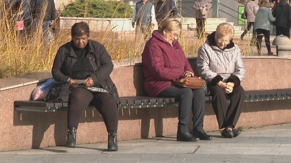 Desiatky eur navyše dôchodcom pracujúcich detí. Vláda bude rokovať o bonuse pre rodičov dôchodcov