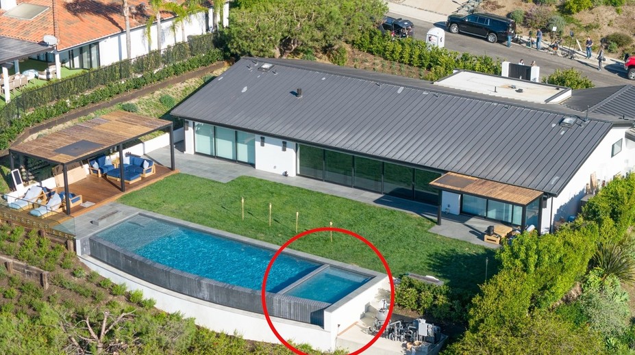 K smrti Matthewa Perryho „prispeli aj iné významné okolnosti“, tvrdí patológ. Z poslednej fotky herca mrazí