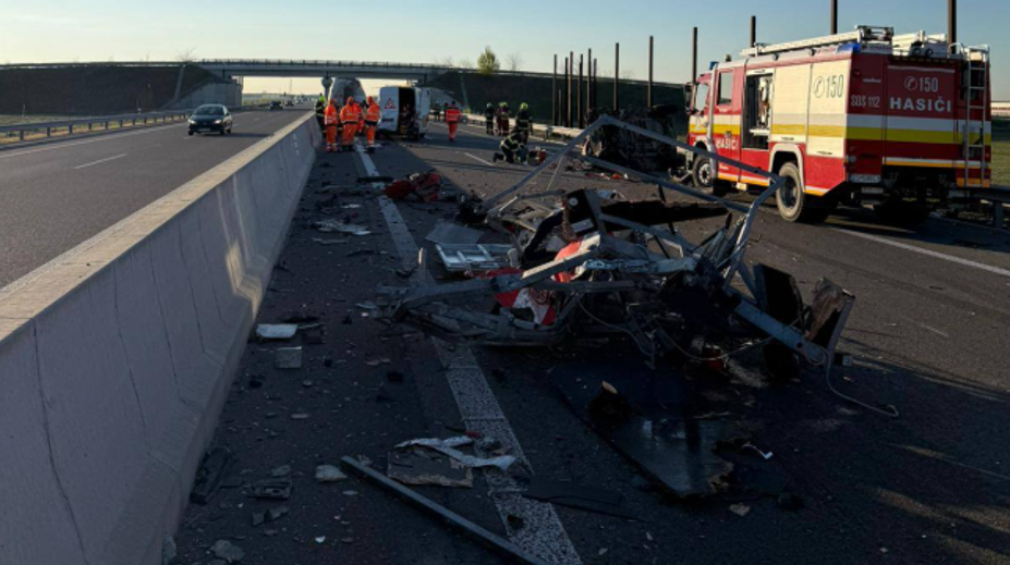 FOTO a VIDEO: Hrôzostrašná nehoda pri Šamoríne. Auto zrazilo údržbára priamo pri práci