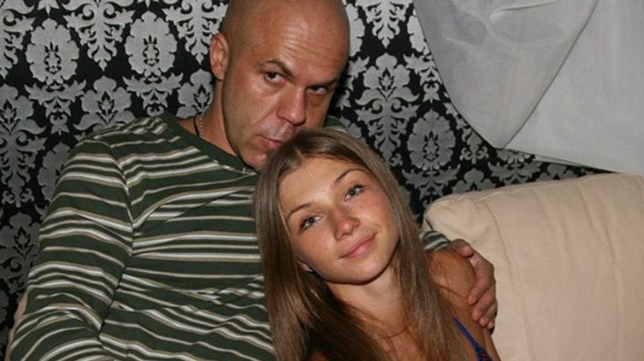 Predvádza sa v ultraminiatúrnych bikinách a zaujala aj manželom. Veď vyzerá ako jej otec