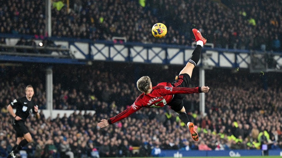 VIDEO: FIFA rozhodla o góle roka. Strelil ho argentínsky diamant Manchestru United