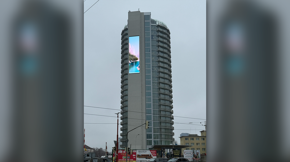 Už aj Bratislava má svoje Times Square. Svieti na „Kukurici“