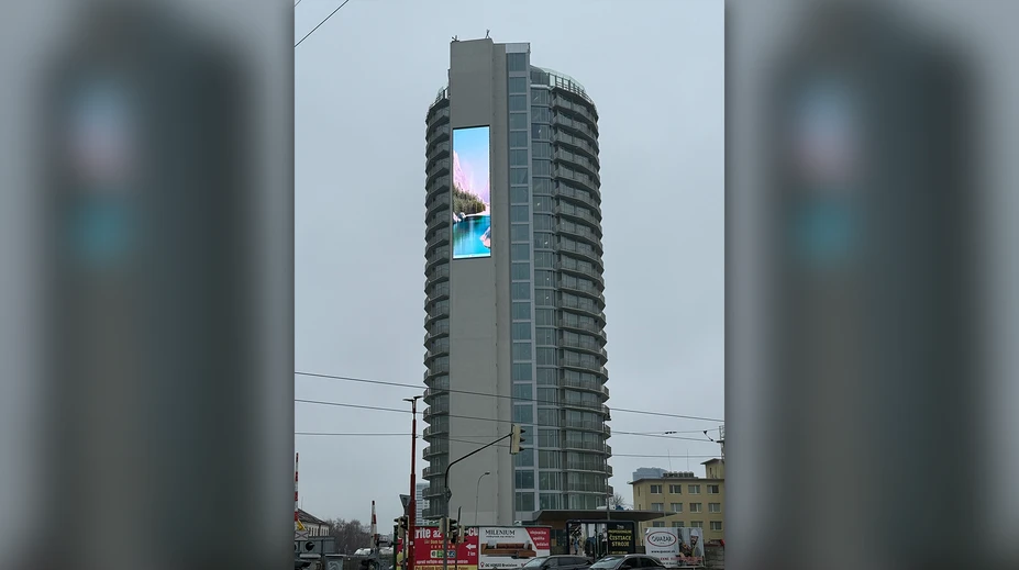 Už aj Bratislava má svoje Times Square. Svieti na „Kukurici“