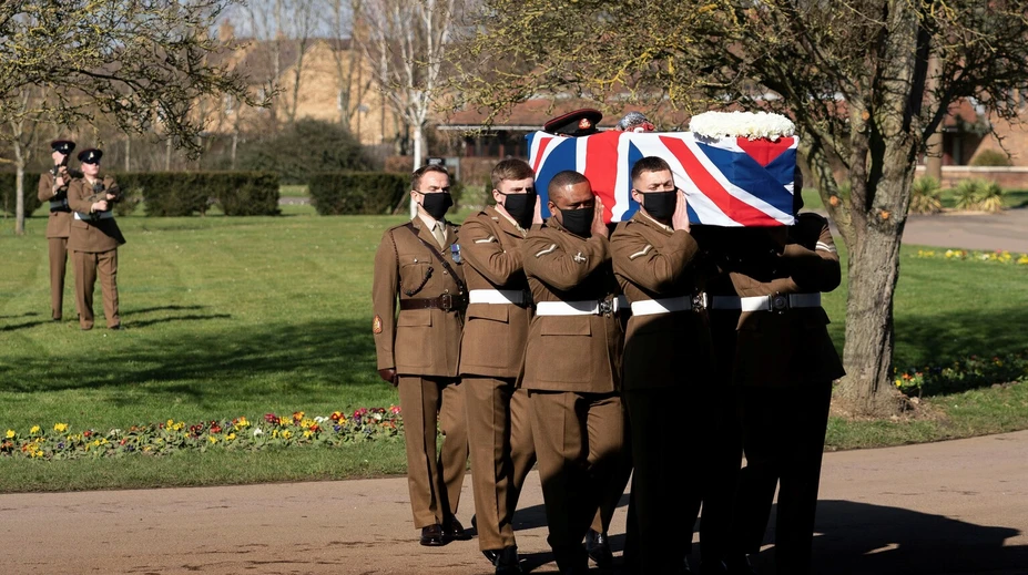 Británia sa rozlúčila s hrdinom pandémie, 100-ročným kapitánom Tomom