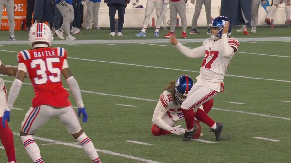 VIDEO: Loptu si zmýlil so zemou. Najväčší trapas v NFL za posledné roky obletel internet