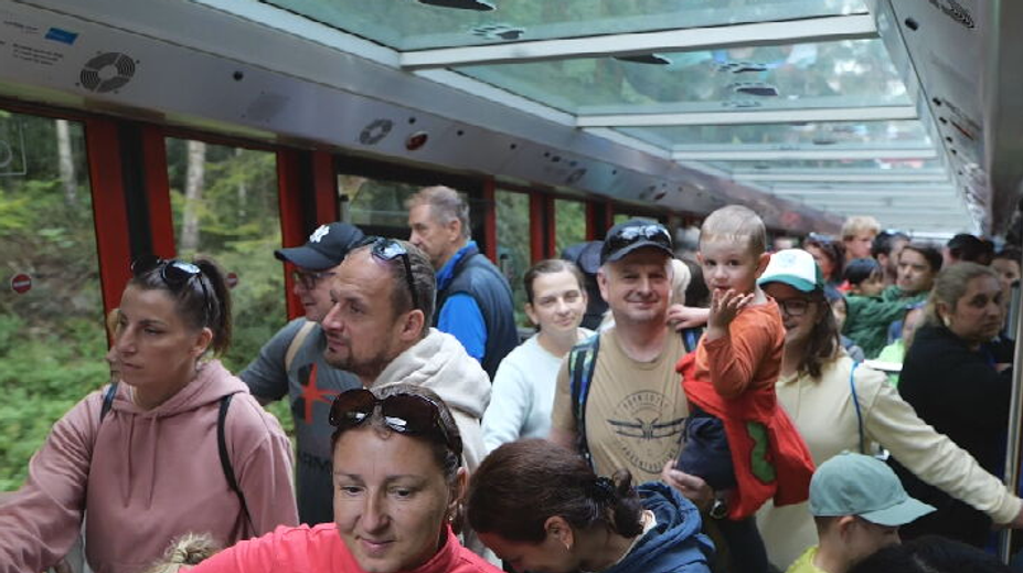 Deti posielajú k medveďom. Tatry zaplavili davy ľudí