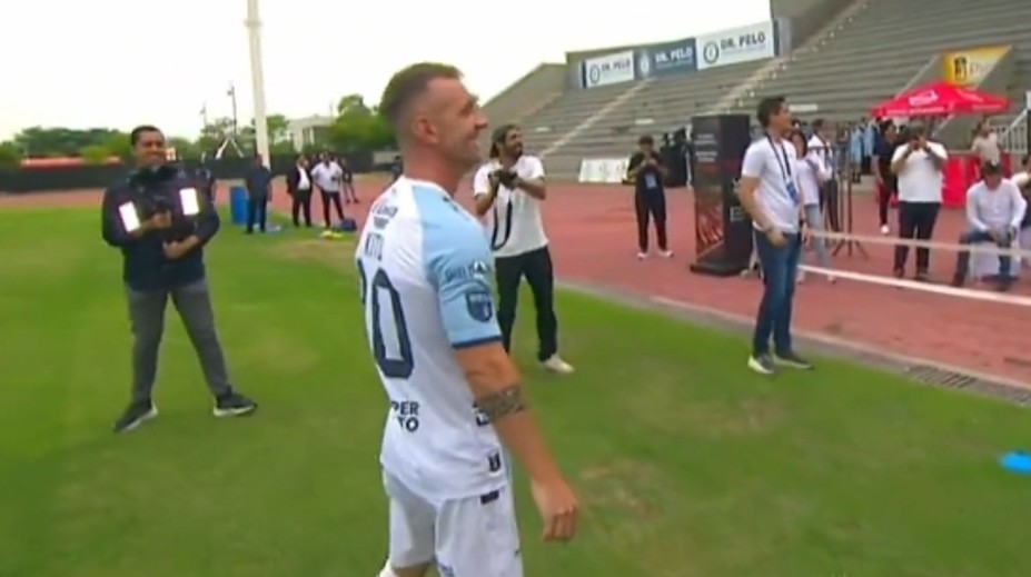 VIDEO: Najhorší možný začiatok v práci pre futbalistu? Na toto predstavenie fanúšikovia nezabudnú