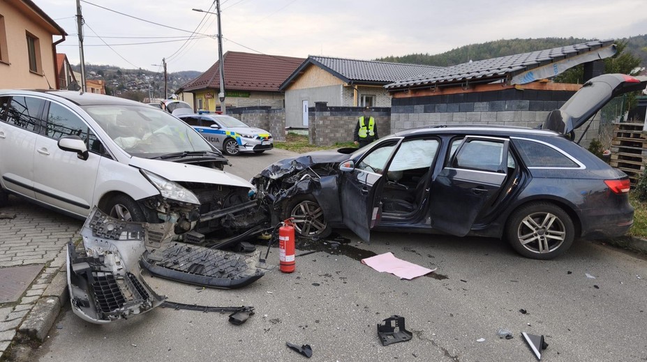 Ranná jazda sa v Humennom skončila zrážkou. Maloletá osoba utrpela zranenia