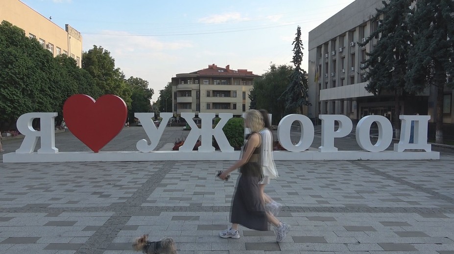 Ukrajinci v Užhorode sa poplašných sirén už neboja. Žijú bežný život, vrátili sa do práce, reštaurácie a ulice sa opäť zaplnili