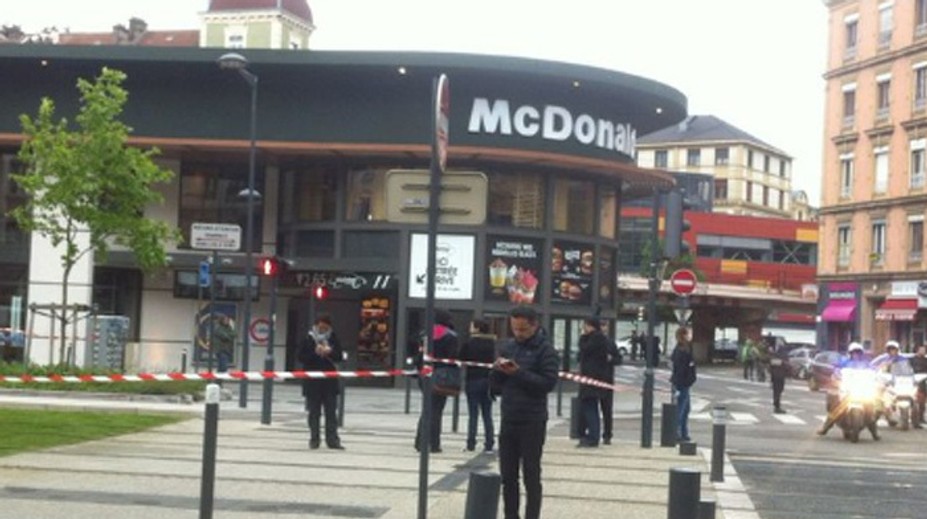 McDonaldom v Grenobli otriasol výbuch. Išlo zrejme o zábavnú pyrotechniku
