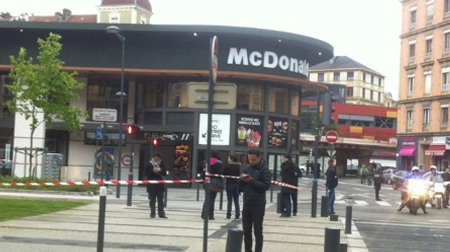 McDonaldom v Grenobli otriasol výbuch. Išlo zrejme o zábavnú pyrotechniku