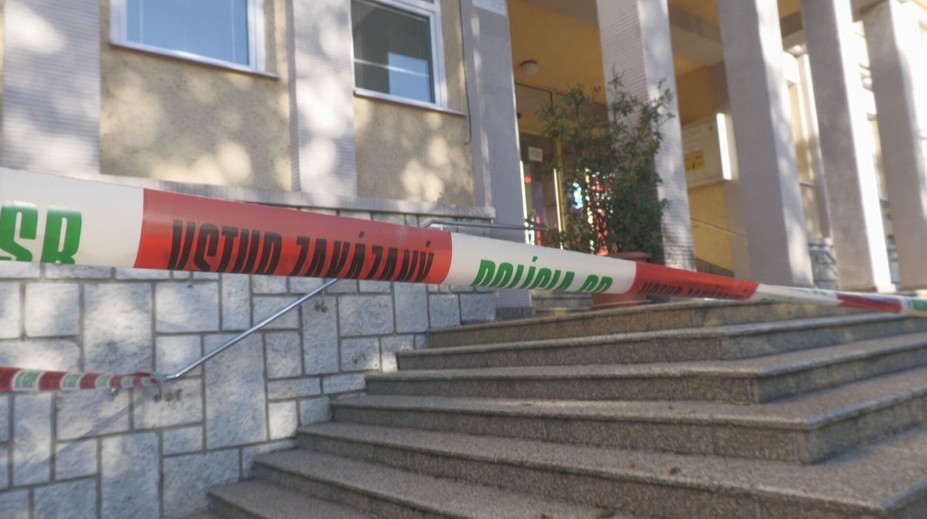 Mestský úrad v Handlovej uzavreli. Policajti prehľadávali aj bytový podnik