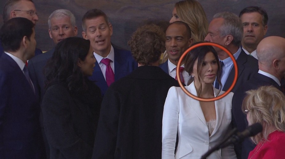 Muži nevedeli, kam sa majú pozerať. Odvážne odetá manželka miliardára Bezosa ich privádzala do rozpakov