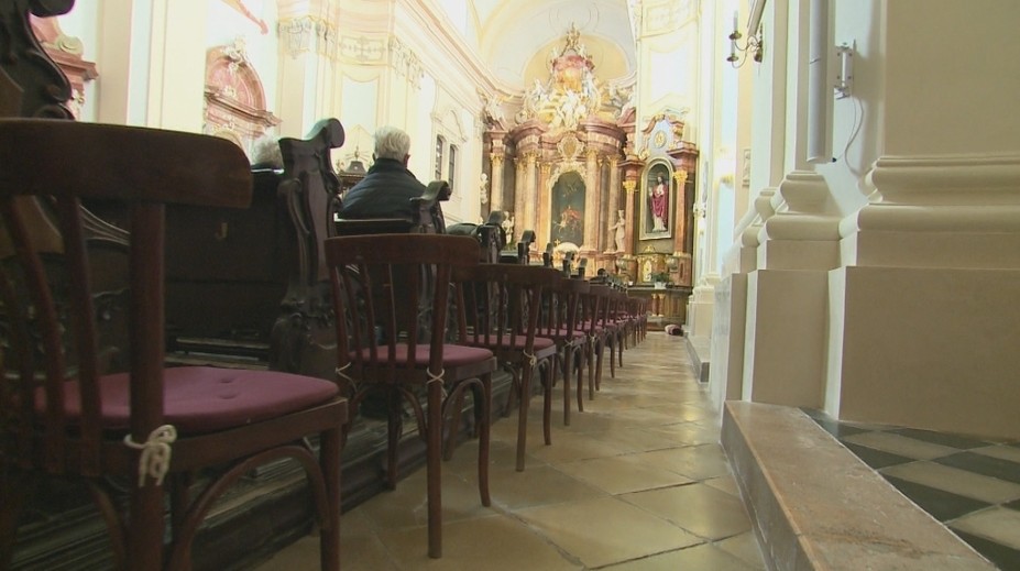 Na polnočné omše sa pre obmedzenia nemusia dostať všetci. V niektorých kostoloch sa však vynašli