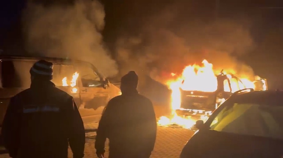 VIDEO: Dramatický zásah hasičov na sídlisku v Sládkovičove. Plamene pohltili autá