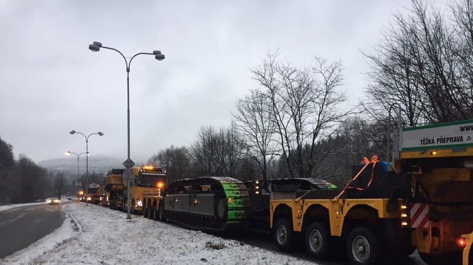 Konvoj s demolačným strojom je už v Prešove. Česi zbúrajú časti paneláku zadarmo