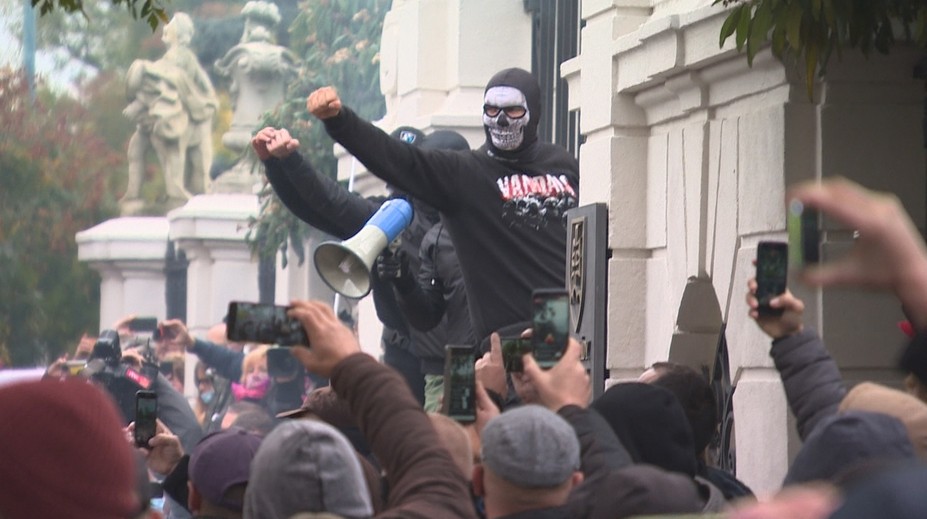 Rok protestov očami antikonfliktného tímu. Často stretávajú tých istých ľudí