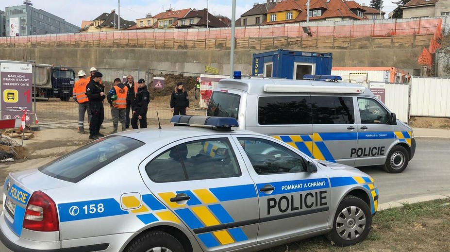Stavebný stroj prerazil v Prahe tubus metra, došlo k ochromeniu prevádzky