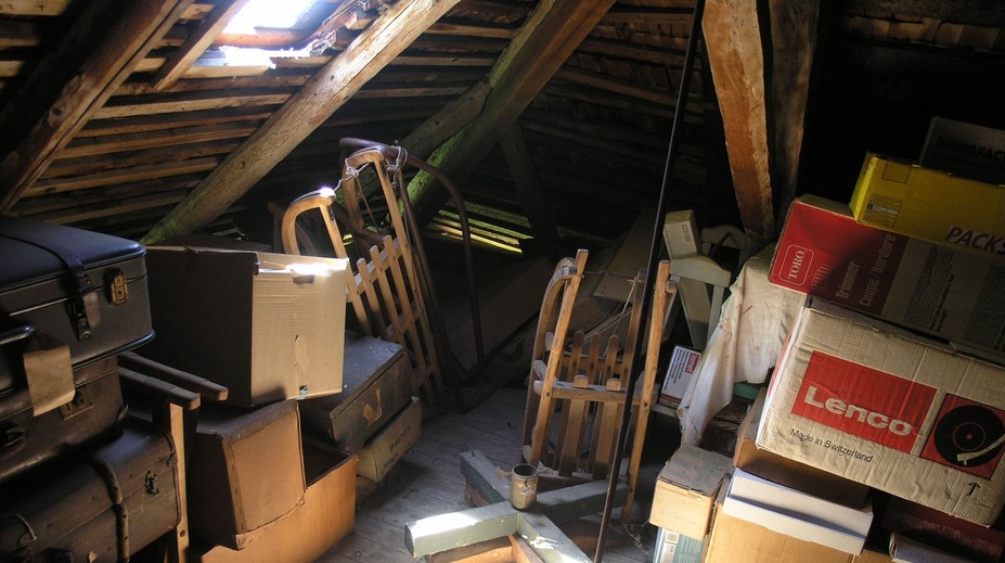 V kufri odloženom v sklade na okraji mesta našli pozostatky dvoch detí. Matka sa po rokoch priznala