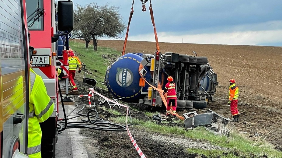 Pri prírodnom prameni Budiš sa prevrátila cisterna s kyselinou. Polícia pre únik mraku uzavrela okolie