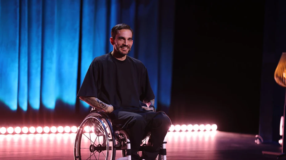 Komik Bekim Aziri: Niekedy je ťažké priznať si, že nedokážete nakrájať jedlo. Ale s humorom ide všetko ľahšie