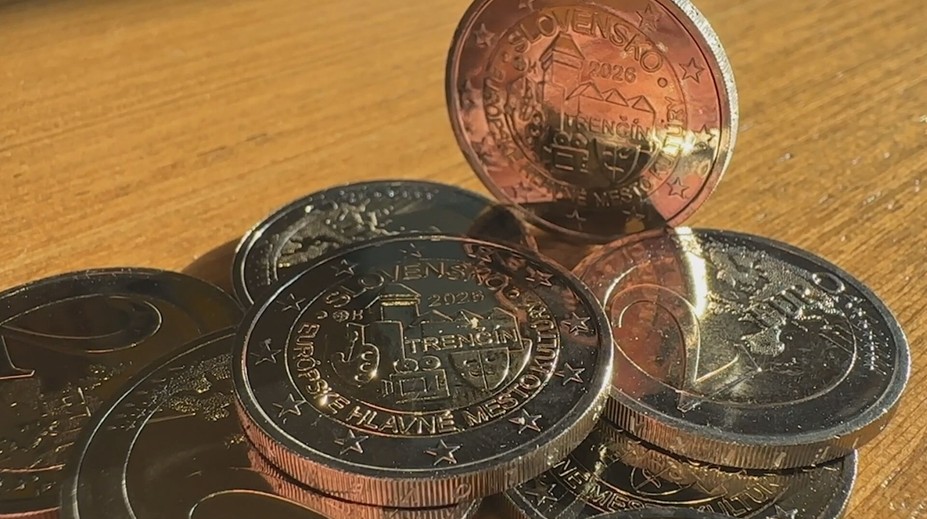 Po novej dvojeurovej minci sa len tak zaprášilo. Ľudia na ňu v mrazoch čakali dlhé hodiny