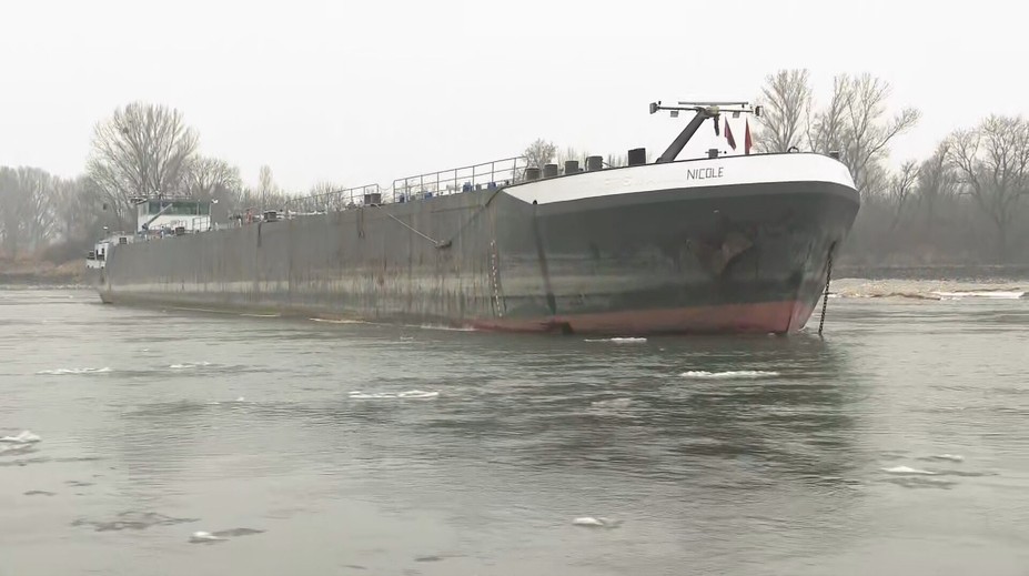 Pri Bratislave uviazla obrovská loď. Zaberá skoro polovicu prietoku Dunaja