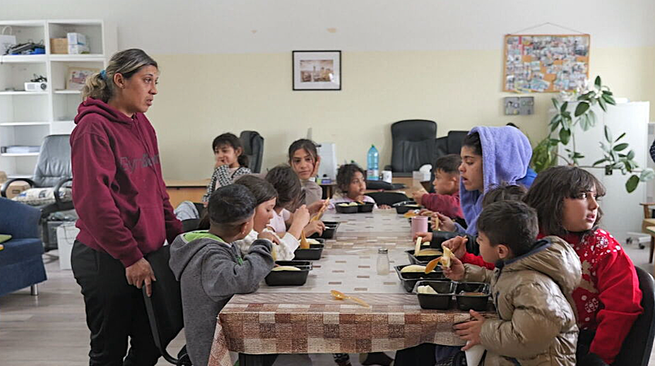 Zhorel jeden dom a 42 ľudí, z toho vyše 30 detí, ostalo bez strechy nad hlavou